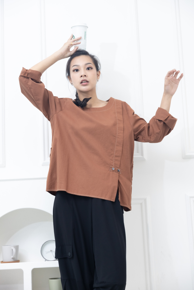 긴팔 袖子鈕扣長袖上衣 / 紅棕色