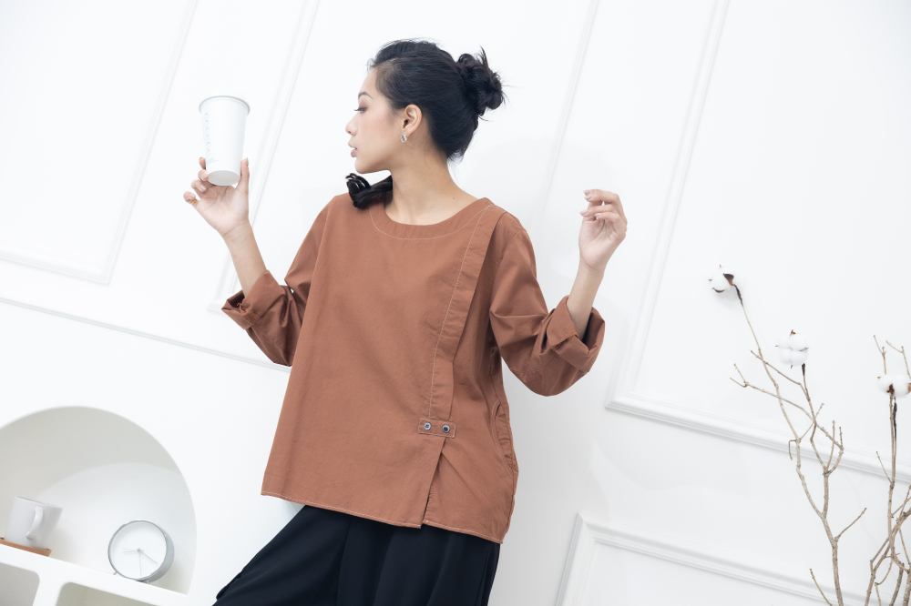 긴팔 袖子鈕扣長袖上衣 / 紅棕色