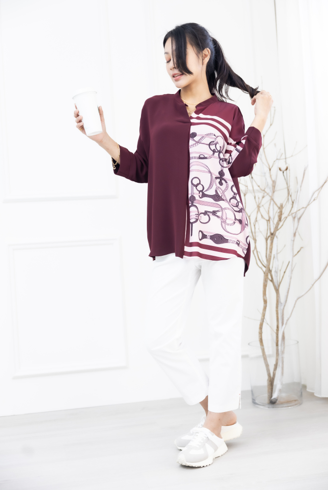 긴팔 金屬腰帶圖騰半領微開襟七分袖上衣 / 棗紅色