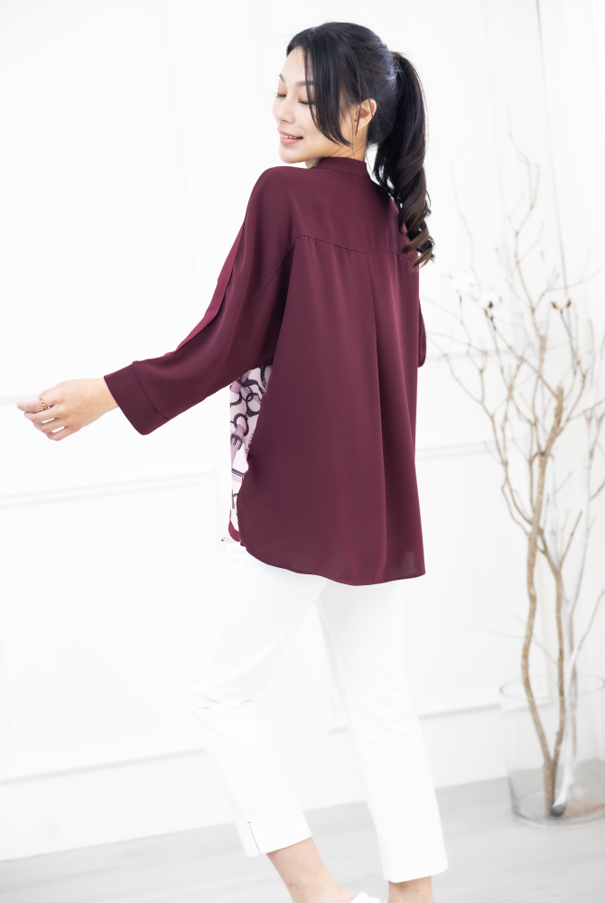 긴팔 金屬腰帶圖騰半領微開襟七分袖上衣 / 棗紅色