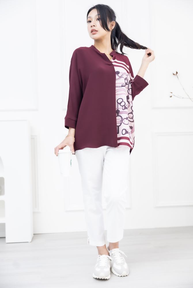 긴팔 金屬腰帶圖騰半領微開襟七分袖上衣 / 棗紅色