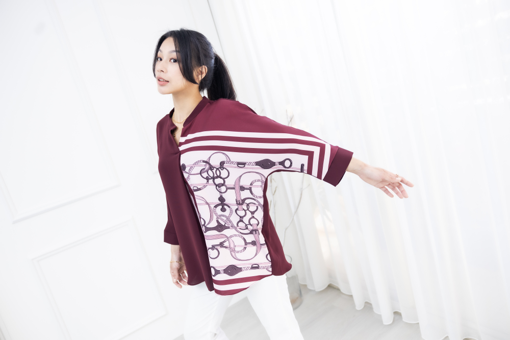 긴팔 金屬腰帶圖騰半領微開襟七分袖上衣 / 棗紅色