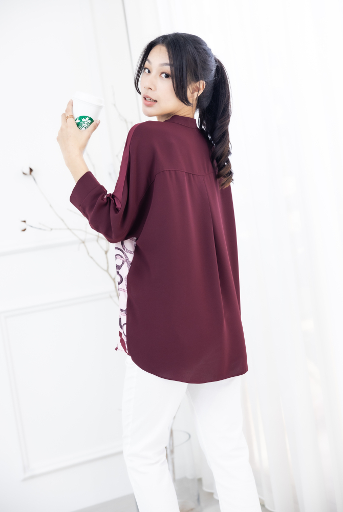긴팔 金屬腰帶圖騰半領微開襟七分袖上衣 / 棗紅色