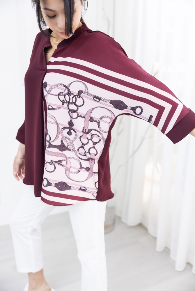 긴팔 金屬腰帶圖騰半領微開襟七分袖上衣 / 棗紅色