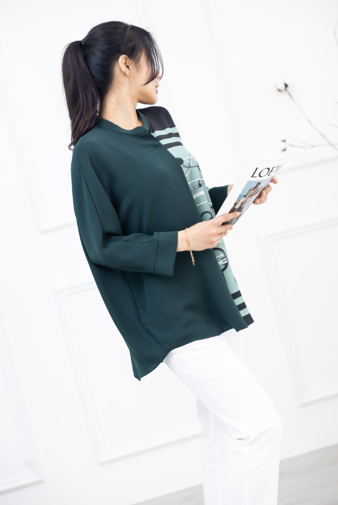 긴팔 金屬腰帶圖騰半領微開襟七分袖上衣 / 綠色