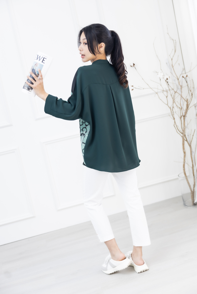 긴팔 金屬腰帶圖騰半領微開襟七分袖上衣 / 綠色