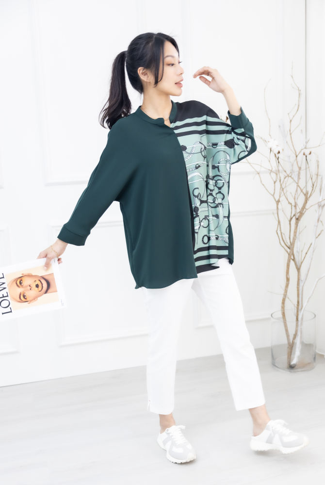 긴팔 金屬腰帶圖騰半領微開襟七分袖上衣 / 綠色