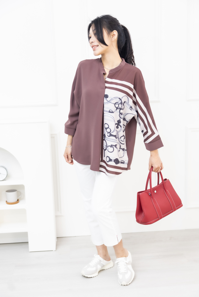 긴팔 金屬腰帶圖騰半領微開襟七分袖上衣 / 咖啡色