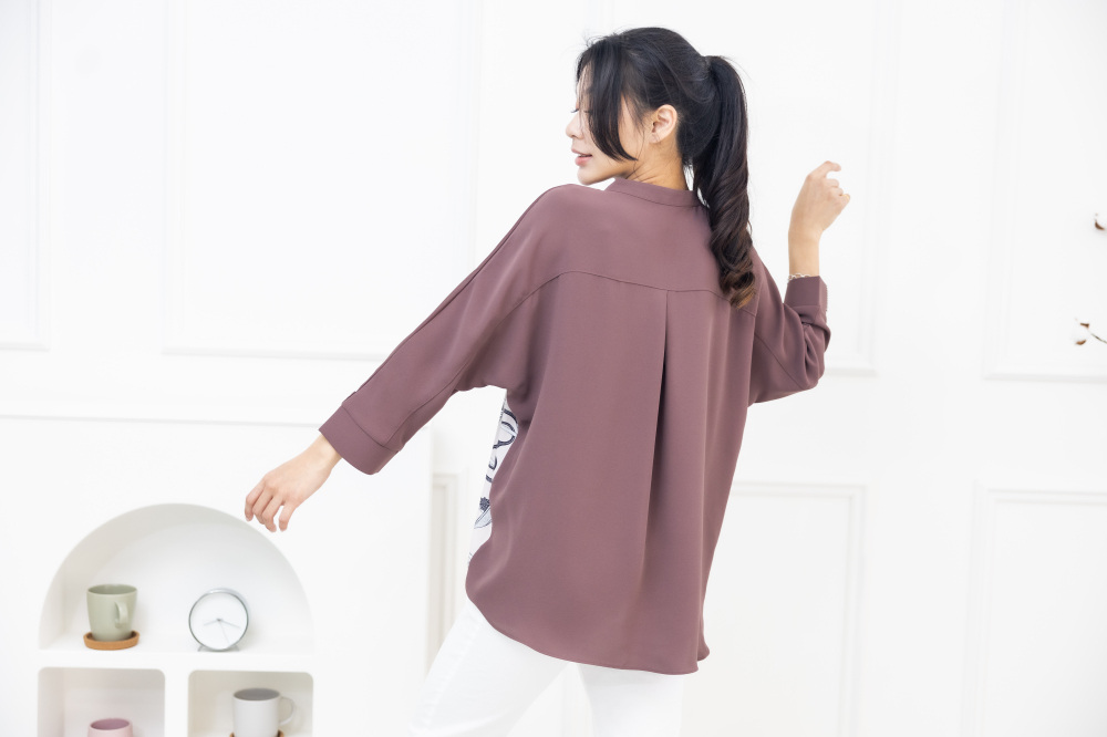 긴팔 金屬腰帶圖騰半領微開襟七分袖上衣 / 咖啡色