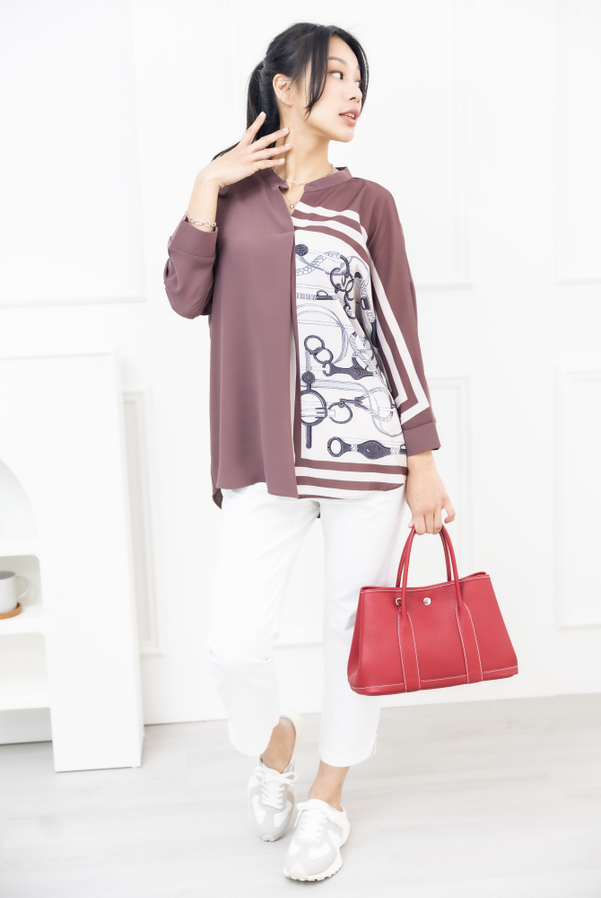 긴팔 金屬腰帶圖騰半領微開襟七分袖上衣 / 咖啡色