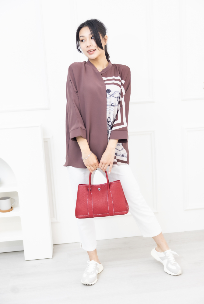 긴팔 金屬腰帶圖騰半領微開襟七分袖上衣 / 咖啡色