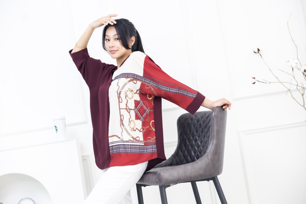 긴팔 格子金屬圖騰 半領微開襟七分袖上衣 / 棗紅色