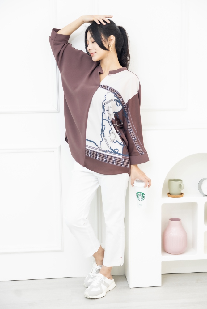 긴팔 格子金屬圖騰 半領微開襟七分袖上衣 / 咖啡色