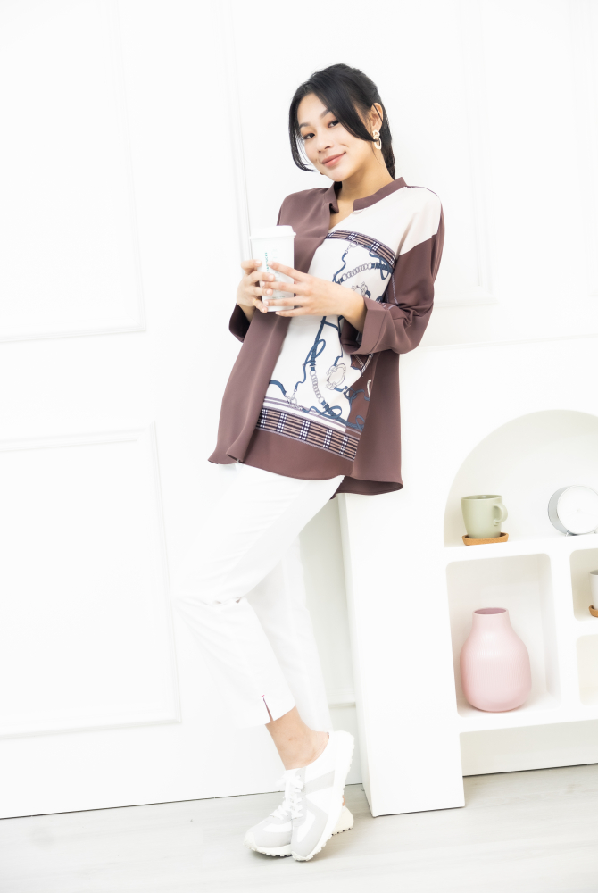 긴팔 格子金屬圖騰 半領微開襟七分袖上衣 / 咖啡色