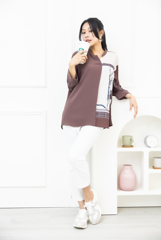 긴팔 格子金屬圖騰 半領微開襟七分袖上衣 / 咖啡色