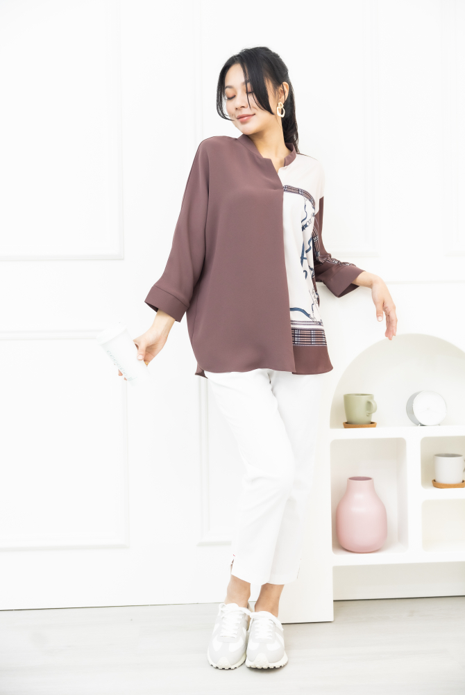 긴팔 格子金屬圖騰 半領微開襟七分袖上衣 / 咖啡色