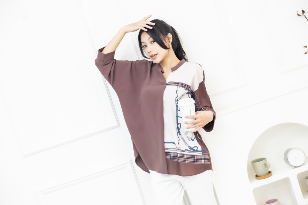 긴팔 格子金屬圖騰 半領微開襟七分袖上衣 / 咖啡色