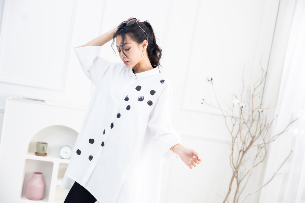 긴팔 斜黑點七分袖上衣 / 白色