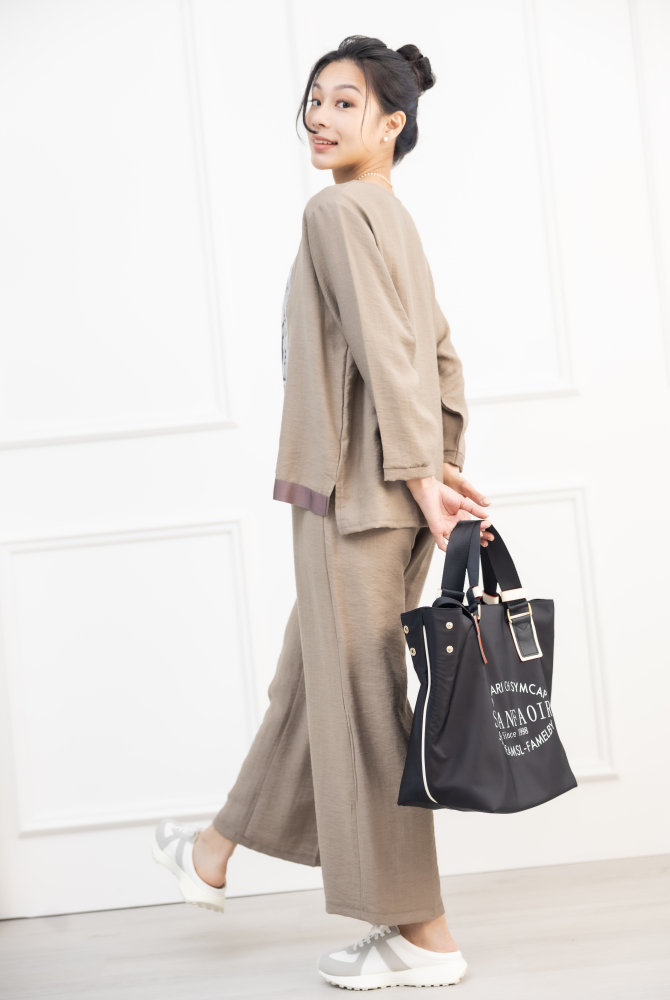 긴팔 銀條框長袖上衣 / 淺卡其