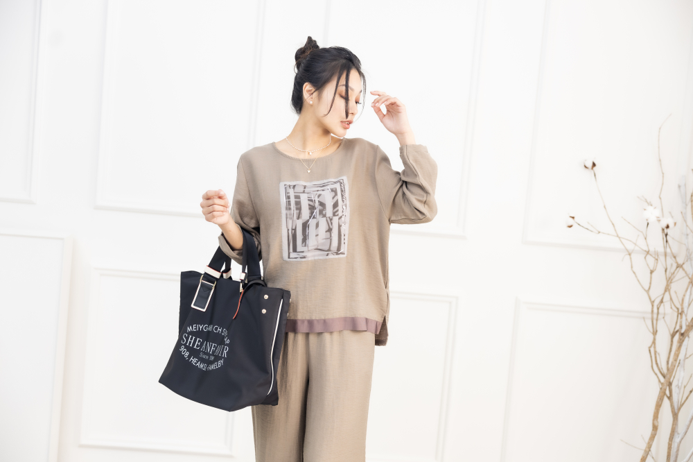 긴팔 銀條框長袖上衣 / 淺卡其