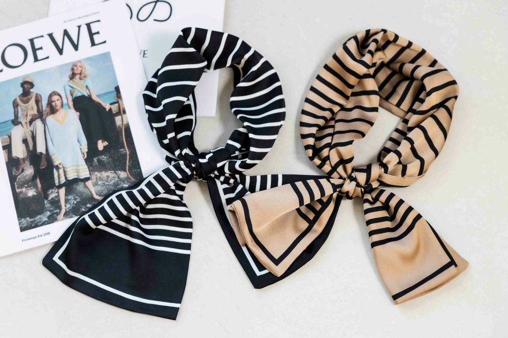 스카프 黑色線條幾何方形圖樣長圍巾 / 淺棕底色