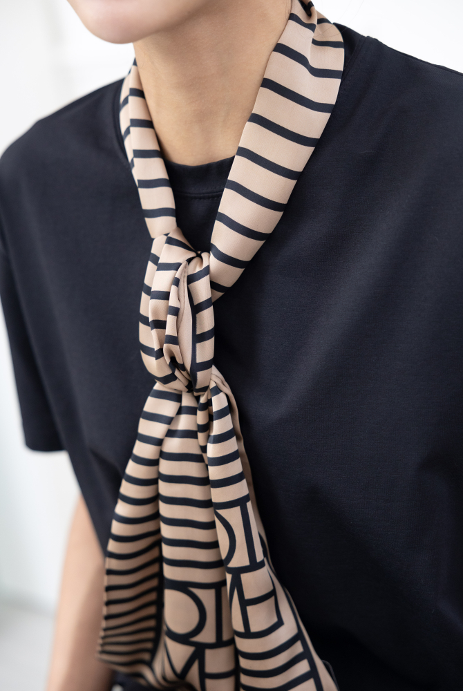 스카프 黑色線條幾何方形圖樣長圍巾 / 淺棕底色