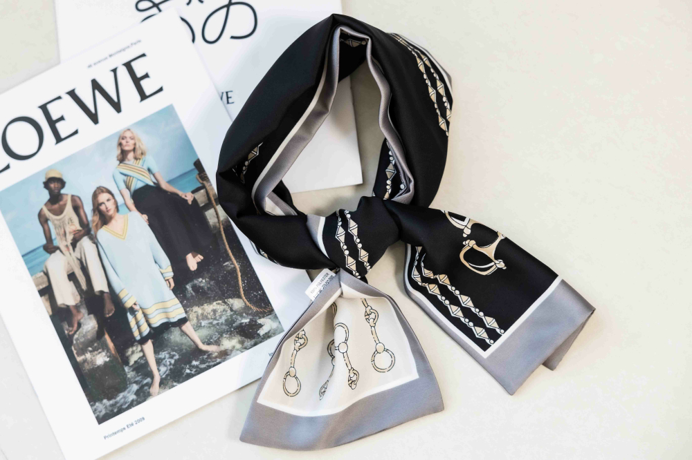 스카프 黑底米色底手銬圖案長圍巾 / 灰邊