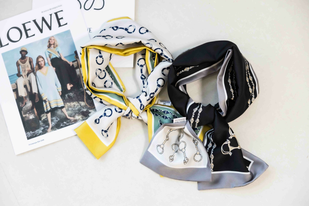 스카프 黑底米色底手銬圖案長圍巾 / 灰邊