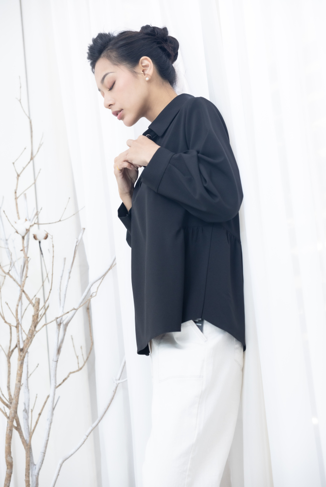 긴팔 立領 A字型 腰部抓皺長袖上衣／黑色