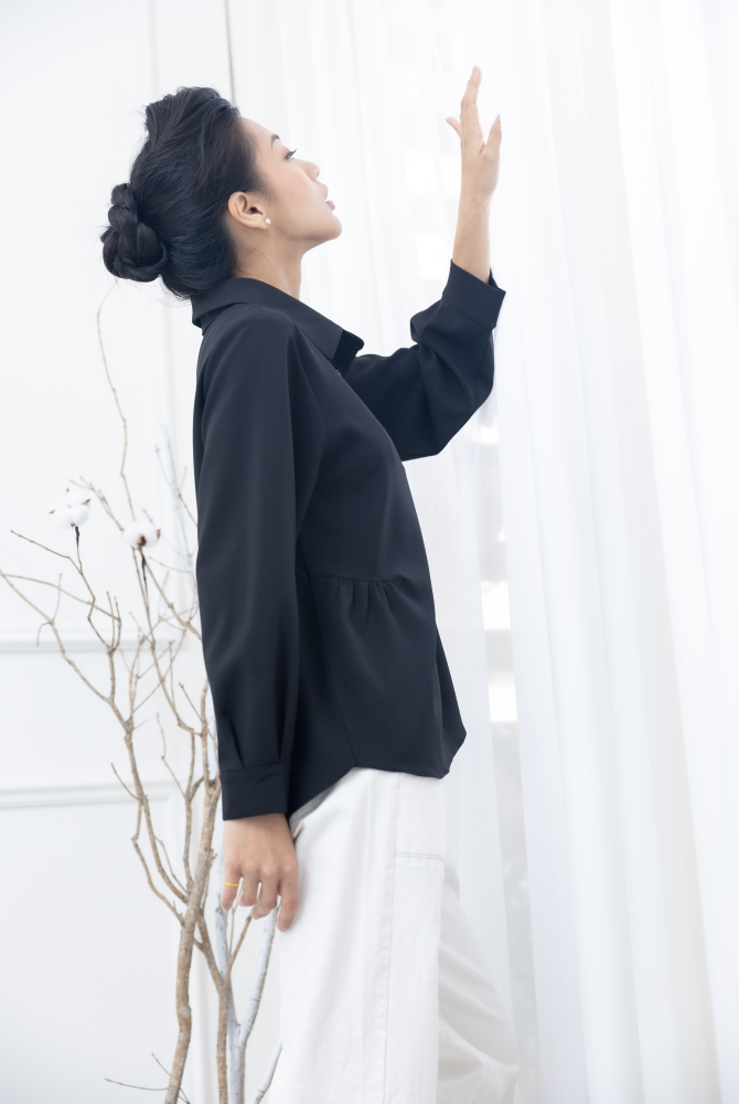 긴팔 立領 A字型 腰部抓皺長袖上衣／黑色