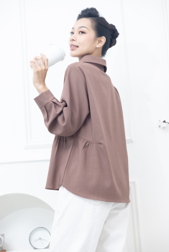 긴팔 立領 A字型 腰部抓皺長袖上衣／淺咖色