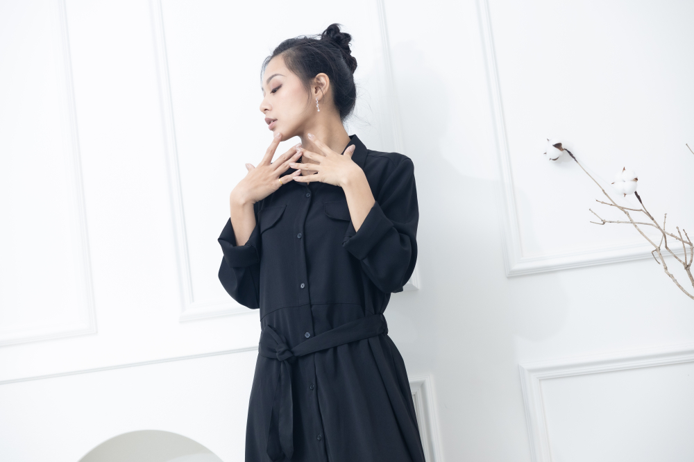 원피스 立領小A字假口袋洋裝 / 黑色