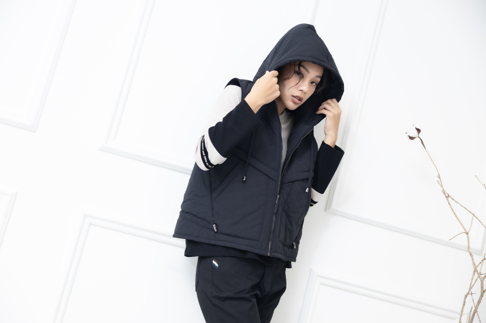 조끼 斜口袋抽繩連帽背心 / 黑色