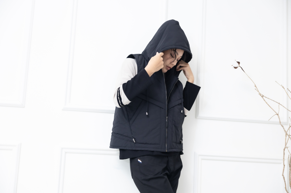 조끼 斜口袋抽繩連帽背心 / 黑色