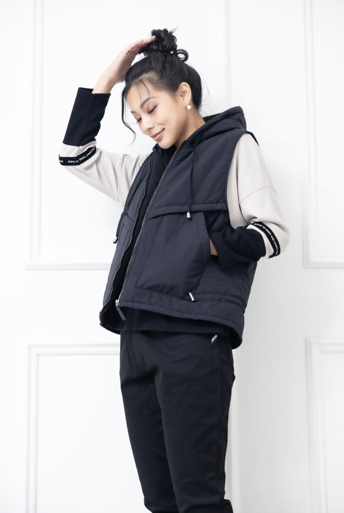 조끼 斜口袋抽繩連帽背心 / 黑色