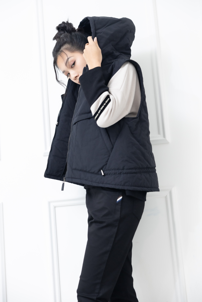 조끼 斜口袋抽繩連帽背心 / 黑色