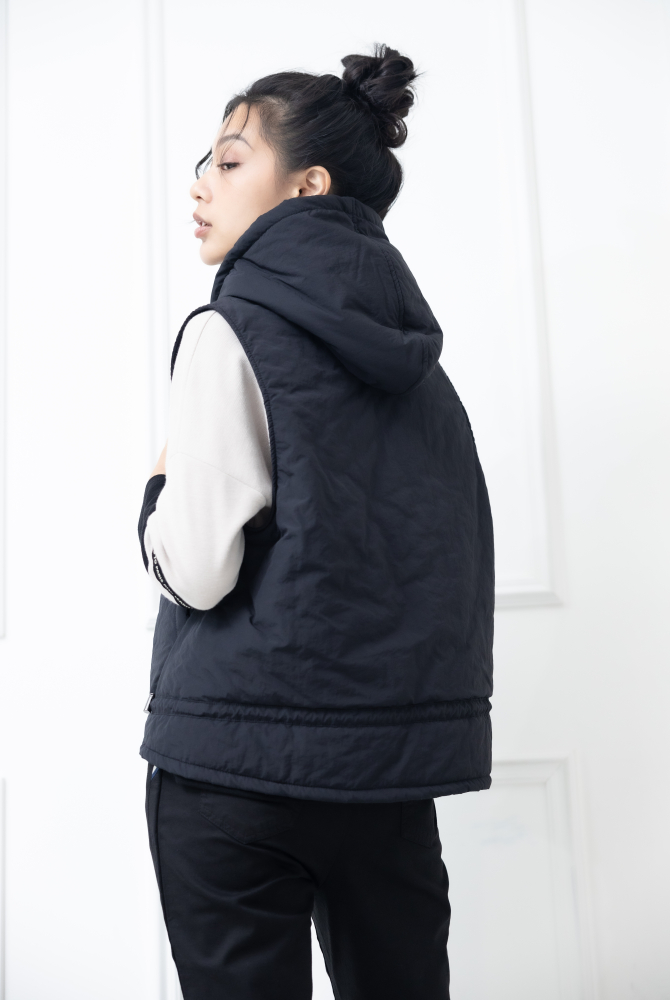 조끼 斜口袋抽繩連帽背心 / 黑色