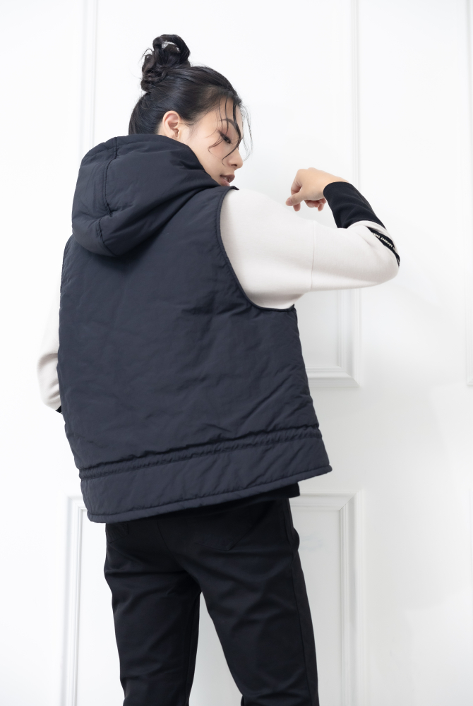 조끼 斜口袋抽繩連帽背心 / 黑色