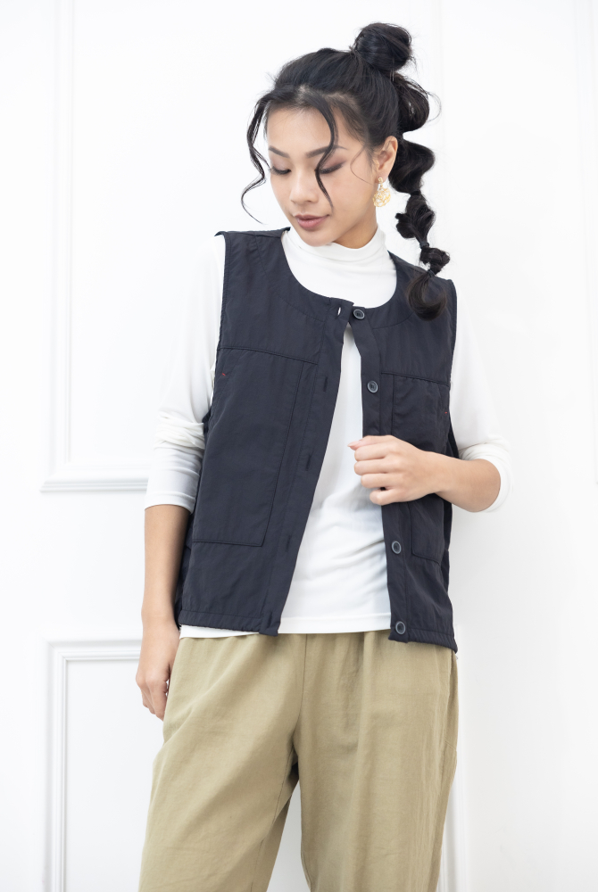 조끼 全開扣下擺抽繩背心 / 黑色