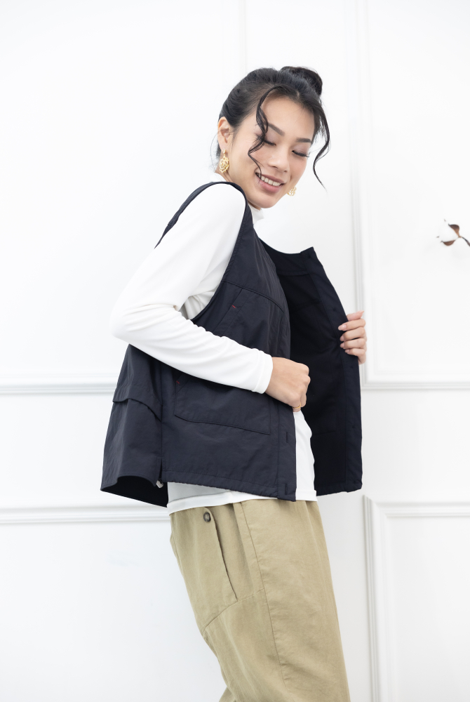 조끼 全開扣下擺抽繩背心 / 黑色