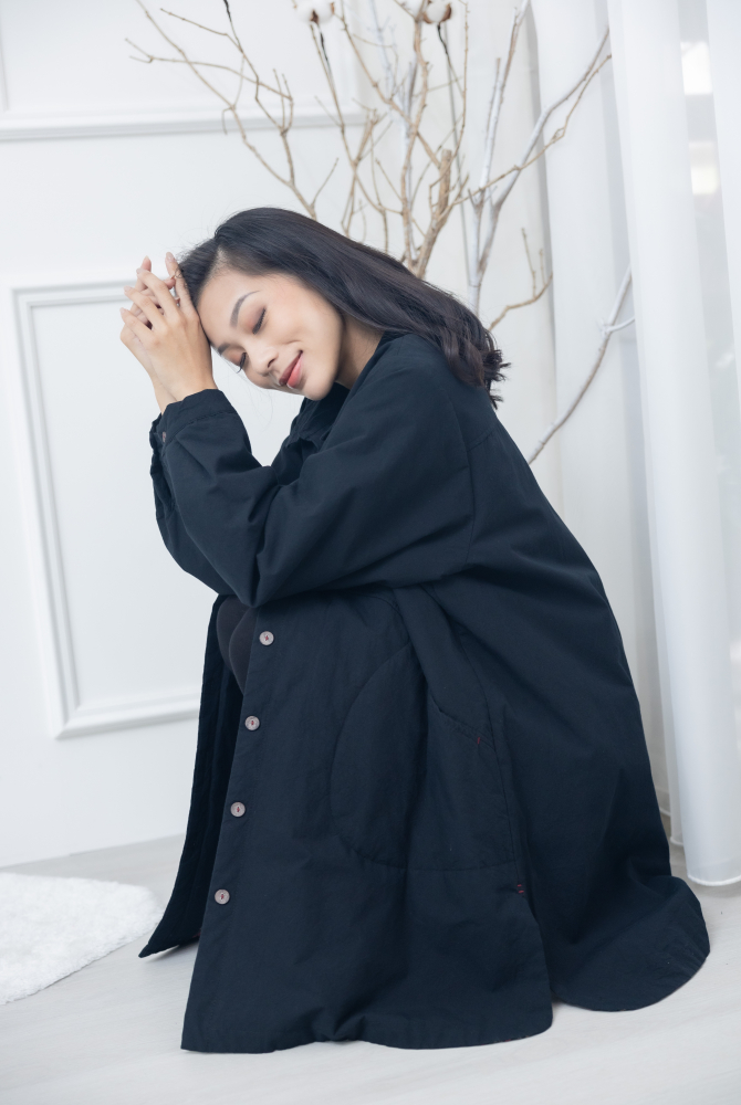 코트 立領綴紅線口袋長版外套 / 黑色