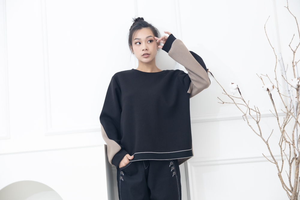 긴팔 黑色可可色拼接上衣