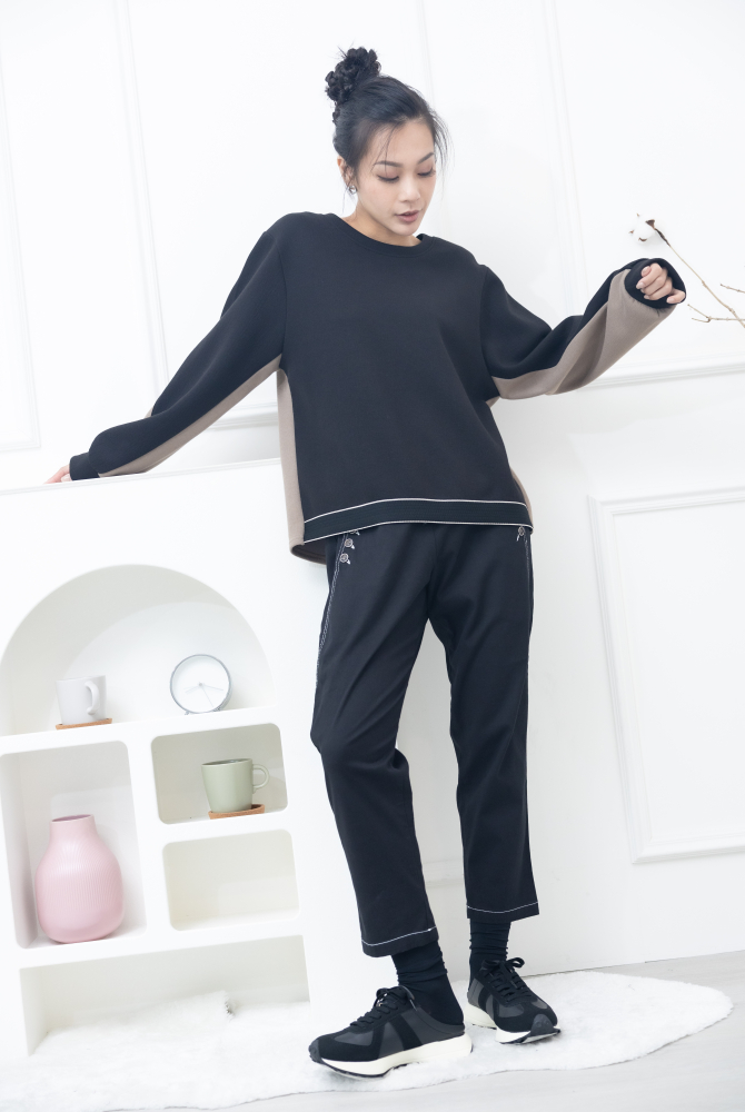 긴팔 黑色可可色拼接上衣