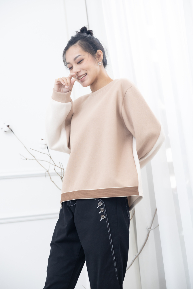 긴팔 奶茶色杏色拼接上衣