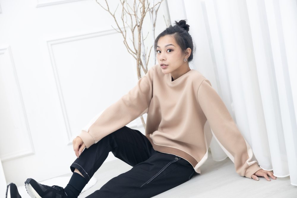 긴팔 奶茶色杏色拼接上衣