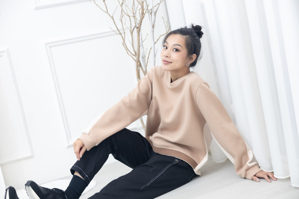 긴팔 奶茶色杏色拼接上衣