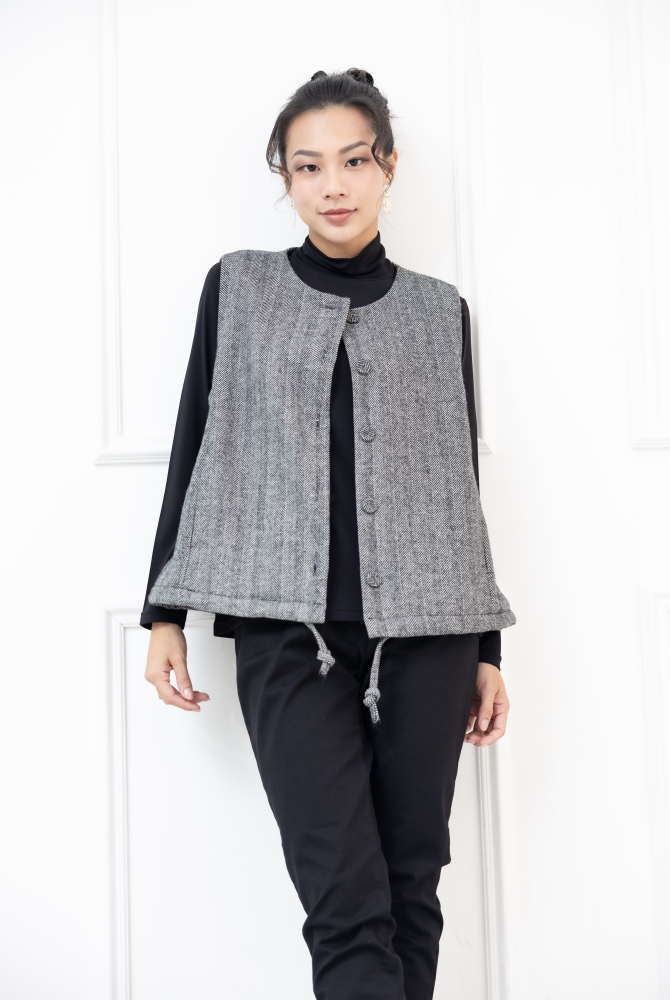 조끼 下擺抽繩內刷毛背心 / 黑色