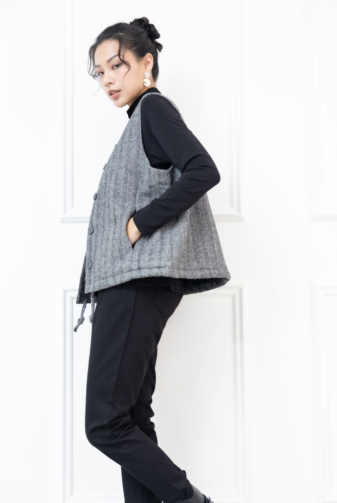 조끼 下擺抽繩內刷毛背心 / 黑色