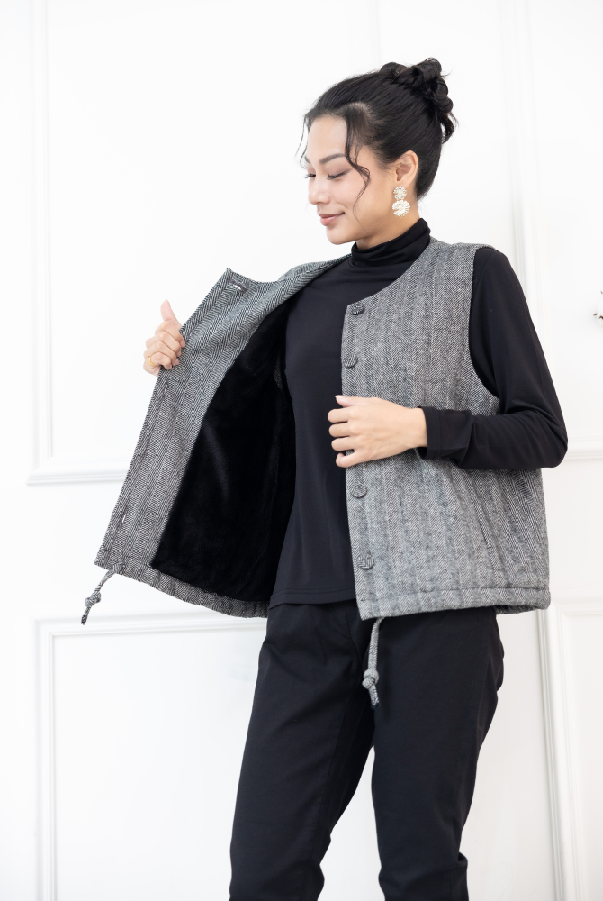 조끼 下擺抽繩內刷毛背心 / 黑色