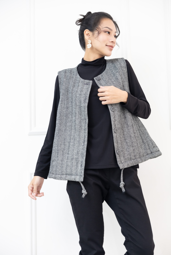 조끼 下擺抽繩內刷毛背心 / 黑色